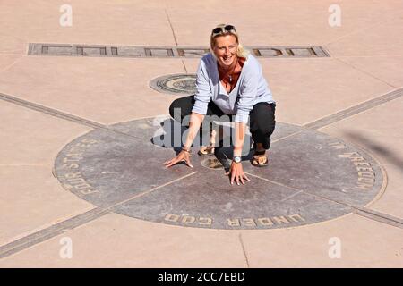 Une femme touchant le sol de quatre États à la fois, four Corners Monument Banque D'Images