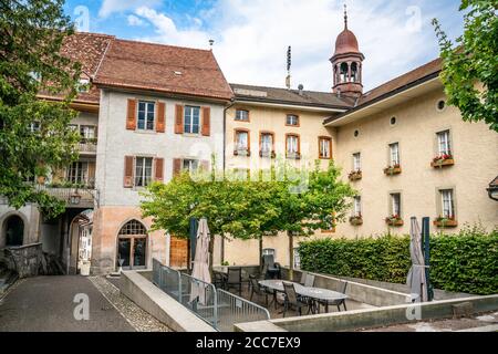 Vue sur le village médiéval de Gruyères avec rue piétonne et vieux bâtiments Autour d'une place à la Gruyere Fribourg Suisse Banque D'Images