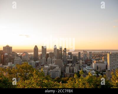 Soleil de Montréal lever de soleil de Montréal vu du Mont-Royal avec vue sur la ville Dans le morningse vue depuis le Mont Royal avec vue sur la ville le matin Banque D'Images