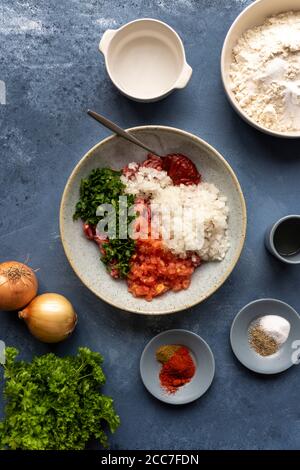 Ingrédients de lahmacun turc comme le boeuf haché, oignons hachés, persil, tomates, pâte de tomate, épices, poudre de piment cumin., poivre noir, sel, vin Banque D'Images