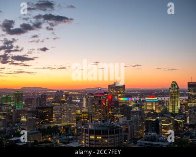 Lever de soleil de Montréal vu du Mont-Royal avec vue sur la ville le matin Banque D'Images