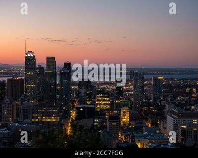 Lever de soleil de Montréal vu du Mont-Royal avec vue sur la ville le matin Banque D'Images