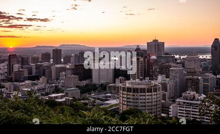 Lever de soleil de Montréal vu du Mont-Royal avec vue sur la ville le matin Banque D'Images