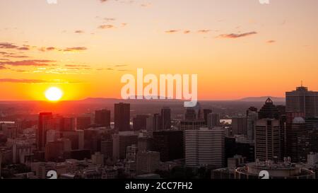 Lever de soleil de Montréal vu du Mont-Royal avec vue sur la ville le matin Banque D'Images