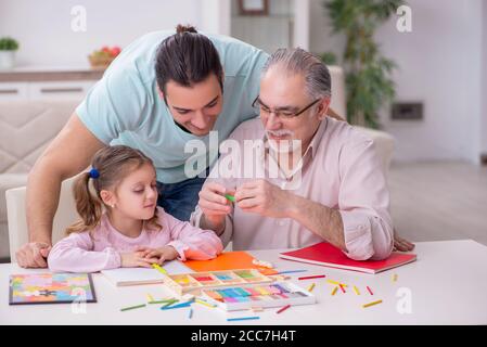 Trois générations de famille dans le concept de développement précoce Banque D'Images