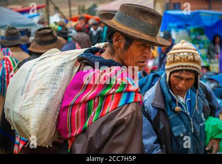 Portrait d'un tarabuco bolivien indigène sur le marché du dimanche de Tarabuco avec chapeau traditionnel et tissu coloré près de la ville de sucre, en Bolivie. Banque D'Images