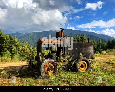 Un vieux tracteur sur une ferme rurale Banque D'Images