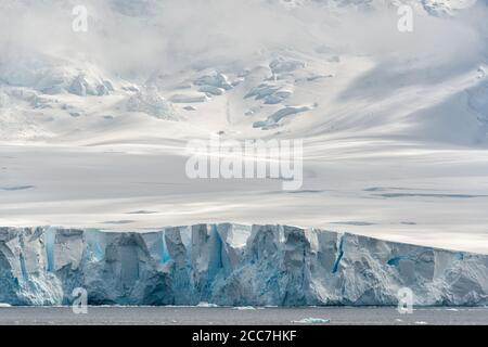 Vue depuis la mer, vue sur la face d'un glacier en Antarctique. Banque D'Images