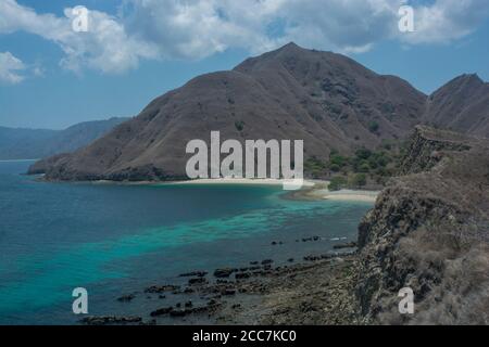 La côte du parc national de Komodo en Indonésie, ces îles sont considérées comme un site du patrimoine mondial de l'UNESCO pour leur caractère unique. Banque D'Images