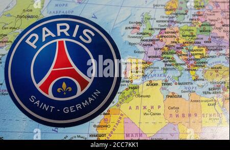 20 août 2020 Lisbonne, Portugal. Les emblèmes du finaliste de l'UEFA Champions League 2019/2020 Paris Saint-Germain F.C. sur fond de m Banque D'Images