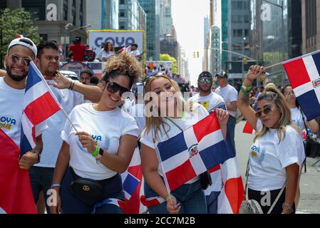 Parade de la journée dominicaine dans le centre-ville de New York. Banque D'Images