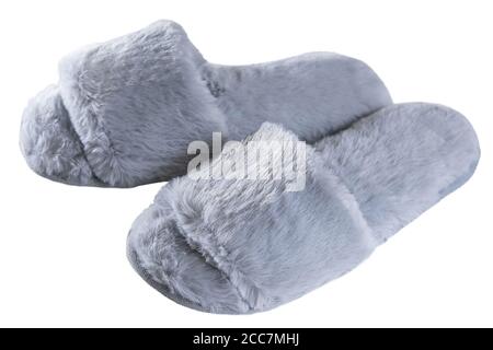 Pantoufles moelleuses grises à la maison isolées sur un fond blanc, confort et chaleur Banque D'Images