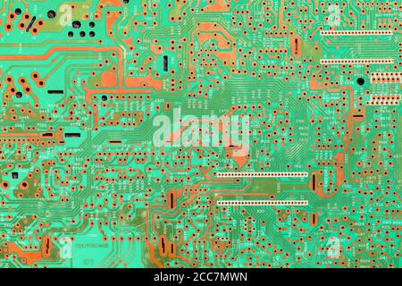 Une carte de circuit imprimé verte avec des traces de cuivre. Il n'y a aucun composant sur la carte. Banque D'Images