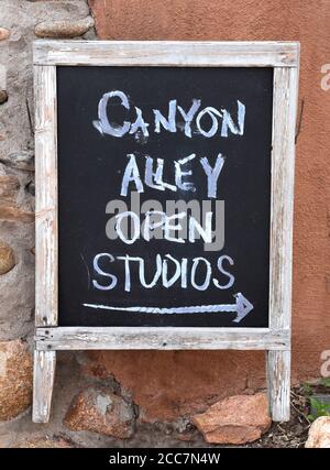 Un panneau indique le chemin vers les galeries d'art ouvertes le long de Canyon Road à Santa Fe, Nouveau-Mexique, États-Unis. Banque D'Images