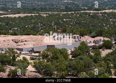 Les ouvriers de la construction ont posé un bloc de fondation de cinder pour une nouvelle maison en cours de construction surplombant Santa Fe, Nouveau-Mexique États-Unis. Banque D'Images