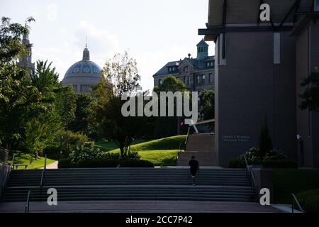 Washington, États-Unis. 19 août 2020. Une vue générale du campus de l'Université catholique d'Amérique (CUA) et de la Basilique du Sanctuaire national de l'Immaculée conception à Washington, DC, le 19 août 2020 dans le contexte de la pandémie du coronavirus. Après que plusieurs universités ont annulé les plans d'apprentissage en personne cette semaine en raison de la croissance rapide des épidémies de COVID-19, l'AEC a poursuivi ses projets visant à organiser des cours sur le campus uniquement pour les jeunes. (Graeme Sloan/Sipa USA) Credit: SIPA USA/Alay Live News Banque D'Images