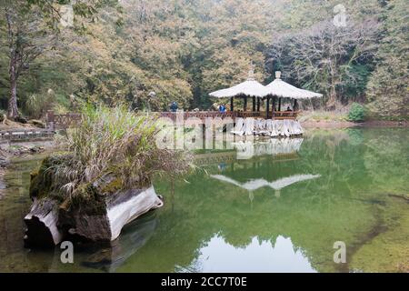 Chiayi County, Taïwan - Jiemei (Sister) Lacs dans la zone panoramique nationale d'Alishan, Chiayi County, Taïwan. Banque D'Images