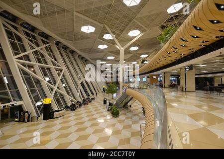 Hall d'entrée de l'aéroport de Bakou en Azerbaïdjan. L'intérieur du terminal des passagers de l'aéroport international Heydar Aliyev est calme la nuit. Borne à plafond haut. Banque D'Images