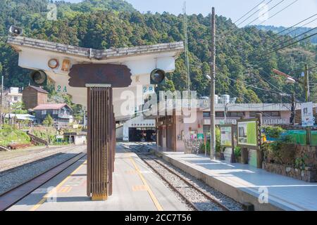 Gare de Fenqihu dans le canton de Zhuqi, comté de Chiayi, Taïwan. Le chemin de fer de la forêt d'Alishan est un réseau de 86 km de chemin de fer étroit 762mm. Banque D'Images