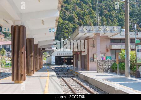 Gare de Fenqihu dans le canton de Zhuqi, comté de Chiayi, Taïwan. Le chemin de fer de la forêt d'Alishan est un réseau de 86 km de chemin de fer étroit 762mm. Banque D'Images