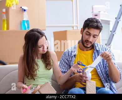 La famille prépare pour les fêtes de Noël après la réinstallation Banque D'Images