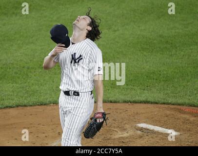 New York Yankees départ le lanceur Gerrit Cole retourne ses cheveux avant de mettre sa casquette dans le quatrième repas contre les rayons de Tampa Bay au Yankee Stadium le mercredi 19 août 2020 à New York City. Photo de John Angelillo/UPI Banque D'Images