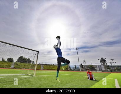 (200820) -- BEIJING, le 20 août 2020 (Xinhua) -- photo prise le 11 août 2020 montre des enfants de l'équipe de Zhaojue Real Madrid jouant au football sur le terrain de Lamo dans le comté de Zhaojue, dans la province du Sichuan, dans le sud-ouest de la Chine. Javier Moros Barrera, un entraîneur de 30 ans de l'UEFA A Level de la ville de Zaragoza en Espagne, Depuis le 13 juillet 2020, il forme une équipe de football composée de 15 garçons du comté de Zhaojue et de villages ruraux près du comté de la province du Sichuan en Chine. L'équipe de football appelée Zhaojue Real Madrid fait partie d'un projet de formation lancé en octobre dernier et soutenu par la Real Madrid Foundation Banque D'Images