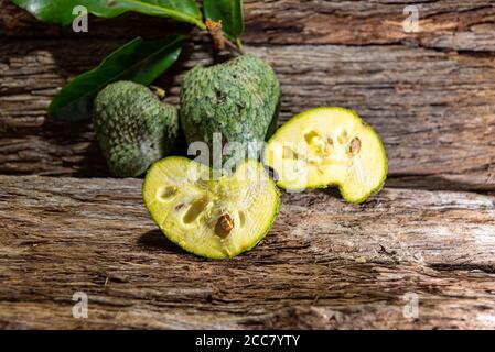 Atemoia (nom scientifique Annona cherimola Mill x Annona squamosa L.) est un fruit hybride, le résultat d'un croisement artificiel fait en Afrique du Sud et Banque D'Images