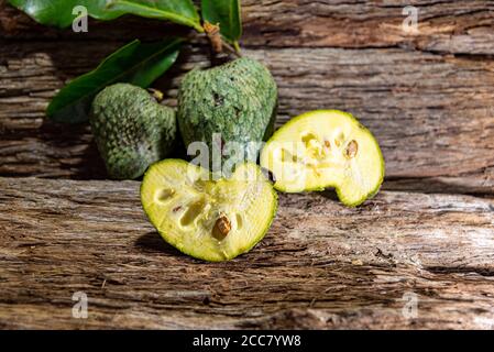 Atemoia (nom scientifique Annona cherimola Mill x Annona squamosa L.) est un fruit hybride, le résultat d'un croisement artificiel fait en Afrique du Sud et Banque D'Images
