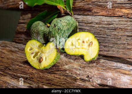 Atemoia (nom scientifique Annona cherimola Mill x Annona squamosa L.) est un fruit hybride, le résultat d'un croisement artificiel fait en Afrique du Sud et Banque D'Images