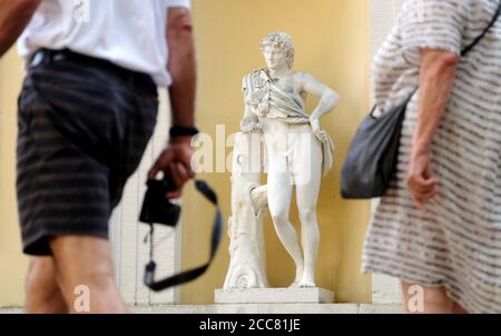 18 août 2020, Saxe-Anhalt, Wörlitz : visiteurs du Royaume des jardins de Wörlitz contre une sculpture passée. Il y a 20 ans, les parcs près de Dessau ont été reconnus comme patrimoine culturel mondial. Photo: Sebastian Willnow/dpa-Zentralbild/dpa Banque D'Images