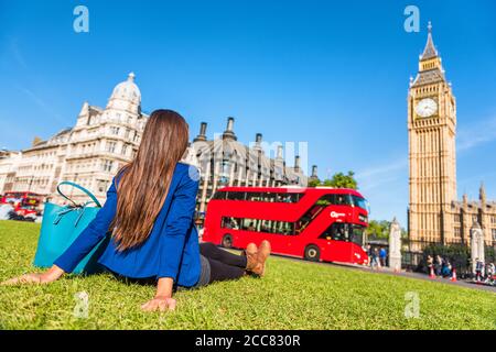 London City style de vie femme se détendant dans le parc d'été de Westminster, le bus rouge et la tour Big ben. Fille urbaine à l'extérieur Banque D'Images