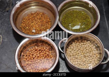 Haricots verts frais et arachides avec channa sur noir arrière-plan Banque D'Images