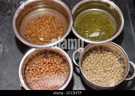 Haricots verts frais et arachides avec channa sur noir arrière-plan Banque D'Images