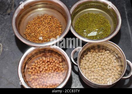 Haricots verts frais et arachides avec channa sur noir arrière-plan Banque D'Images