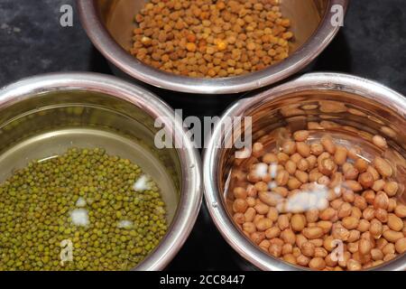 Haricots verts frais et arachides avec channa sur noir arrière-plan Banque D'Images