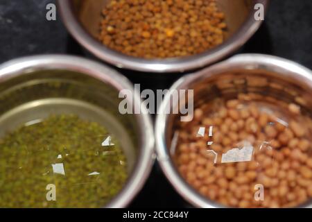 Haricots verts frais et arachides avec channa sur noir arrière-plan Banque D'Images