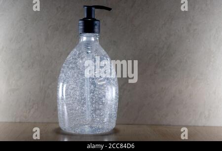 Bouteille de gel d'alcool à 70 %. Cobnate la pandémie Covid-19. Assainir le produit pour usage personnel. Contrôle épidémiologique. Propreté et conservation. CH Banque D'Images