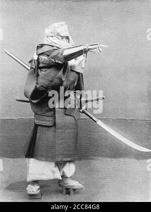 Japon: 'Un moine combattant de l'ère Kamakura'. Chemigraph de la série 'Military costumes in Old Japan' de Kazumasa Ogawa (1860-1929), 1893, Tokyo. Ogawa Kazumasa, également connu sous le nom d'Ogawa Kazuma ou Ogawa Isshin, était photographe, chimigraphe, imprimeur et éditeur japonais de l'ère Meiji. Il est un pionnier de l'impression et de la photographie photomécaniques et est né dans le clan Matsudaira samouraï, où il a étudié l'anglais et la photographie à l'âge de 15 ans. Banque D'Images