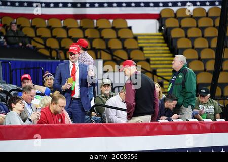 De nombreux partisans du 45e président américain des États-Unis, Donald Trump, ont assisté au rassemblement Make America Great Again à la UW-Milwaukee Panther Arena. Banque D'Images