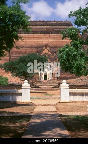 Birmanie / Myanmar: La majeure partie de la stupa inachevée de Mingun Pahtodawgyi (temple de Mingun), district de Sagaing, près de Mandalay. Le Mingun Pahtodawgyi (temple de Mingun) a été construit en 1790 par le roi Bodawpaya (1745 - 1819), le sixième roi de la dynastie Konbaung. L'énorme stupa n'a jamais été achevée et aujourd'hui se trouve à une hauteur de 50m (164 pi). À l'origine, il était destiné à être le plus haut stupa du monde à une hauteur de 150m (490 pi). Banque D'Images