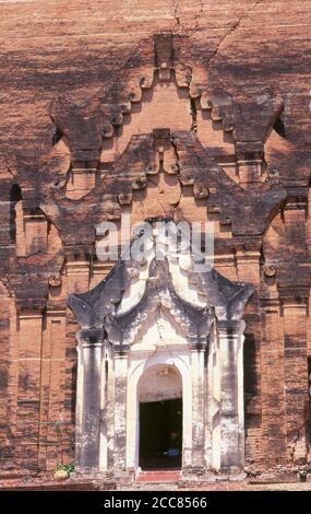 Birmanie / Myanmar: La majeure partie de la stupa inachevée de Mingun Pahtodawgyi (temple de Mingun), district de Sagaing, près de Mandalay. Le Mingun Pahtodawgyi (temple de Mingun) a été construit en 1790 par le roi Bodawpaya (1745 - 1819), le sixième roi de la dynastie Konbaung. L'énorme stupa n'a jamais été achevée et aujourd'hui se trouve à une hauteur de 50m (164 pi). À l'origine, il était destiné à être le plus haut stupa du monde à une hauteur de 150m (490 pi). Banque D'Images