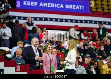 De nombreux partisans du 45e président américain des États-Unis, Donald Trump, ont assisté au rassemblement Make America Great Again à la UW-Milwaukee Panther Arena. Banque D'Images