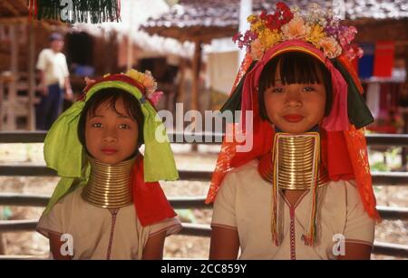 Thaïlande : filles de Padaung (long Neck Karen) dans un village près de Mae Hong son, dans le nord de la Thaïlande. Les Padaung ou Kayan Lahwi ou Karen à long cou sont un sous-groupe du Kayan, un mélange de Lawi, Kayan et plusieurs autres tribus. Kayan est un sous-groupe du peuple Karen rouge (Karenni), une minorité ethnique de Tobeto-Burman de Birmanie (Myanmar). Banque D'Images