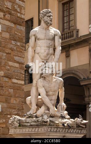 Italie : une statue en marbre représentant « Hercules et Cacus », Piazza della Signoria, Florence. Sculptée par Baccio Bandinelli (1488 - 1560) entre 1525 et 1534. Hercules est vu ici subduing et plus tard tuant le monstre qui a fait feu, Cacus, qui avait volé du bétail. C'était au cours de l'achèvement du dixième travail d'Hercules. Banque D'Images