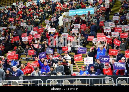 De nombreux partisans du 45e président américain des États-Unis, Donald Trump, ont assisté au rassemblement Make America Great Again à la UW-Milwaukee Panther Arena. Banque D'Images