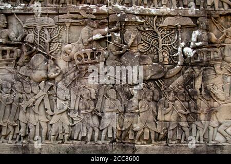 Cambodge: Des mercenaires chinois avançant avec l'armée khmère, le mur oriental du bas-secours, la section sud, le Bayon, Angkor Thom. Le Bayon était à l'origine le temple officiel du roi bouddhiste Mahayana Jayavarman VII Le Bayon, au centre d'Angkor Thom (Grande ville), fut fondé au XIIe siècle par le roi Jayavarman VII Angkor Thom, signifiant "la Grande ville", est situé à un mile au nord d'Angkor Wat. Il a été construit à la fin du XIIe siècle ce par le roi Jayavarman VII Banque D'Images