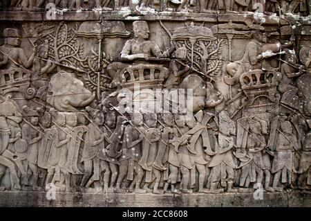 Cambodge: Des mercenaires chinois avançant avec l'armée khmère, le mur oriental du bas-secours, la section sud, le Bayon, Angkor Thom. Le Bayon était à l'origine le temple officiel du roi bouddhiste Mahayana Jayavarman VII Le Bayon, au centre d'Angkor Thom (Grande ville), fut fondé au XIIe siècle par le roi Jayavarman VII Angkor Thom, signifiant "la Grande ville", est situé à un mile au nord d'Angkor Wat. Il a été construit à la fin du XIIe siècle ce par le roi Jayavarman VII Banque D'Images