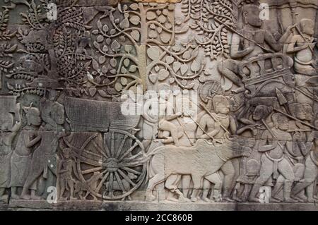 Cambodge: Oxcart avec des femmes et des enfants suivant l'armée khmère dans la bataille, Bas-secours mur de l'est, section sud, le Bayon, Angkor Thom. Le Bayon était à l'origine le temple officiel du roi bouddhiste Mahayana Jayavarman VII Le Bayon, au centre d'Angkor Thom (Grande ville), fut fondé au XIIe siècle par le roi Jayavarman VII Angkor Thom, signifiant "la Grande ville", est situé à un mile au nord d'Angkor Wat. Il a été construit à la fin du XIIe siècle ce par le roi Jayavarman VII Banque D'Images