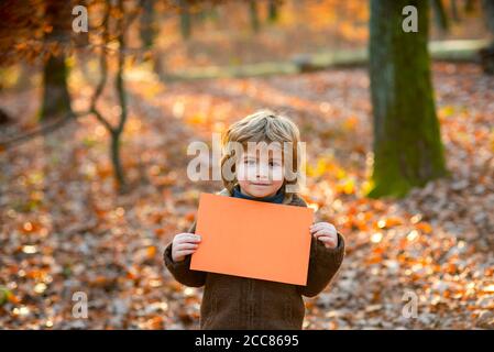 Automne. Tableau publicitaire de garde d'enfants, publicité de tableau vierge, annonces, messages, feuille de papier vide. Soldes de saison. Remise. Vendredi noir. Marketing Banque D'Images